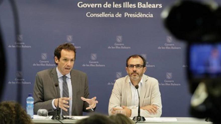 El conseller Pons y el vicepresident Barceló, ayer, en rueda de prensa.