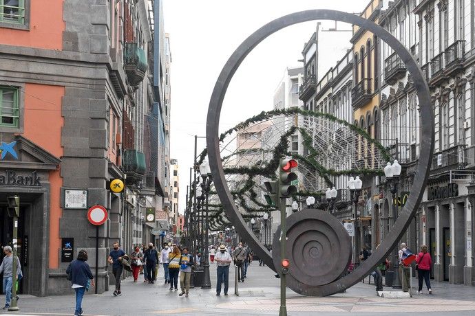 Colocado de alumbrado navideño en Triana