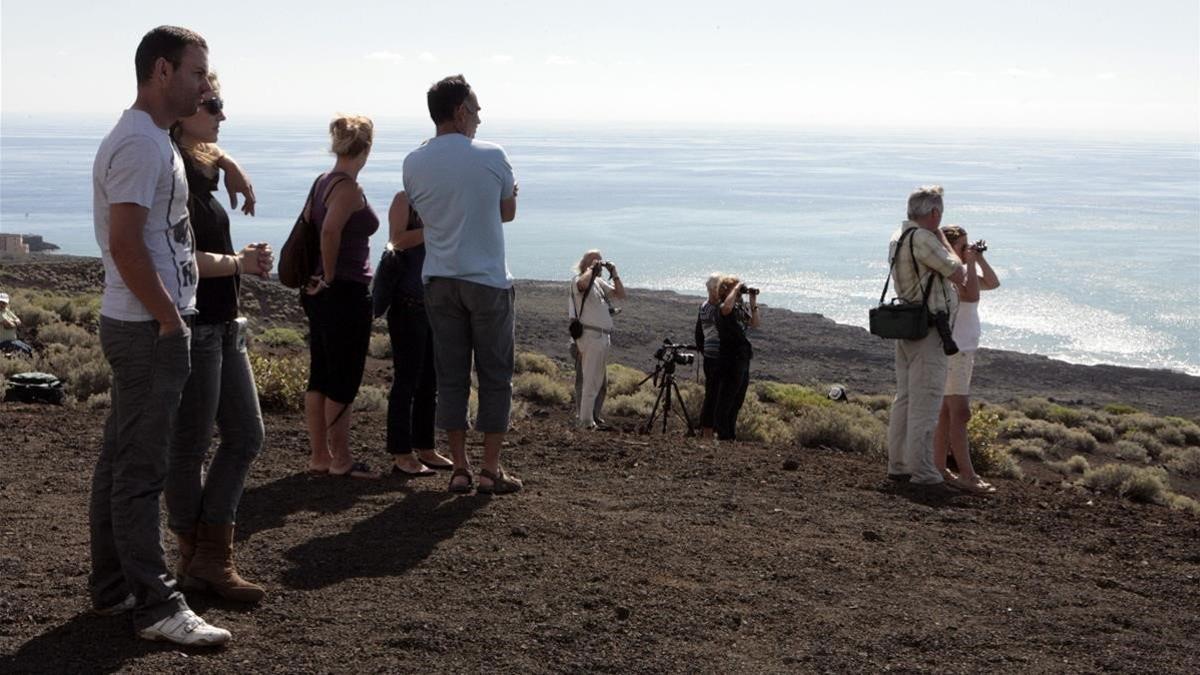 Varias personas, en una loma de la isla de El Hierro, en una imagen del 2011