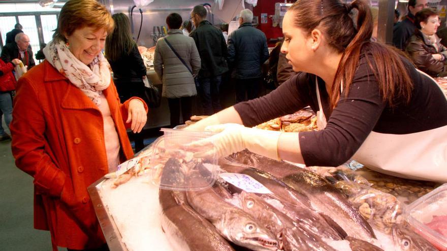 Pilar Barreiro en el mercado de Santa Florentina, comprando