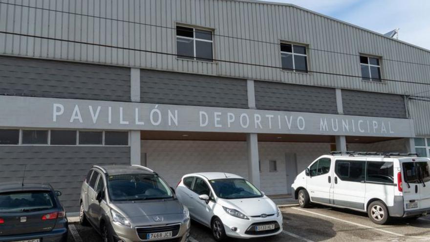 Tui finaliza las obras de mantenimiento en el pabellón deportivo municipal “viejo” con el pintado exterior