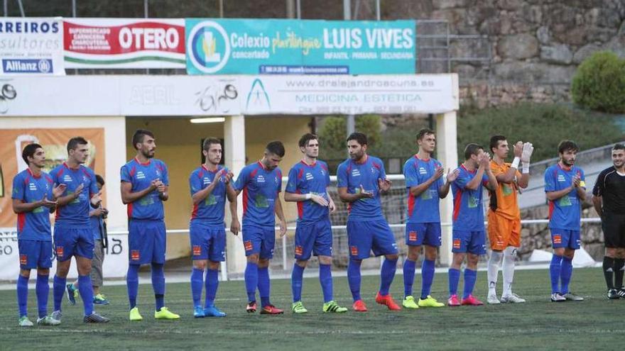 Los jugadores del Barbadás aplauden a sus incondicionales en Os Carrís. // Iñaki Osorio