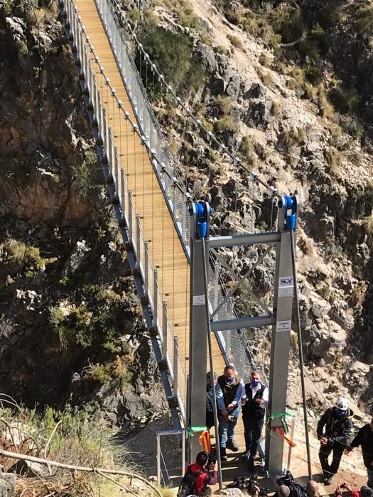 Inauguran el puente colgante de El Saltillo, en la Axarquía