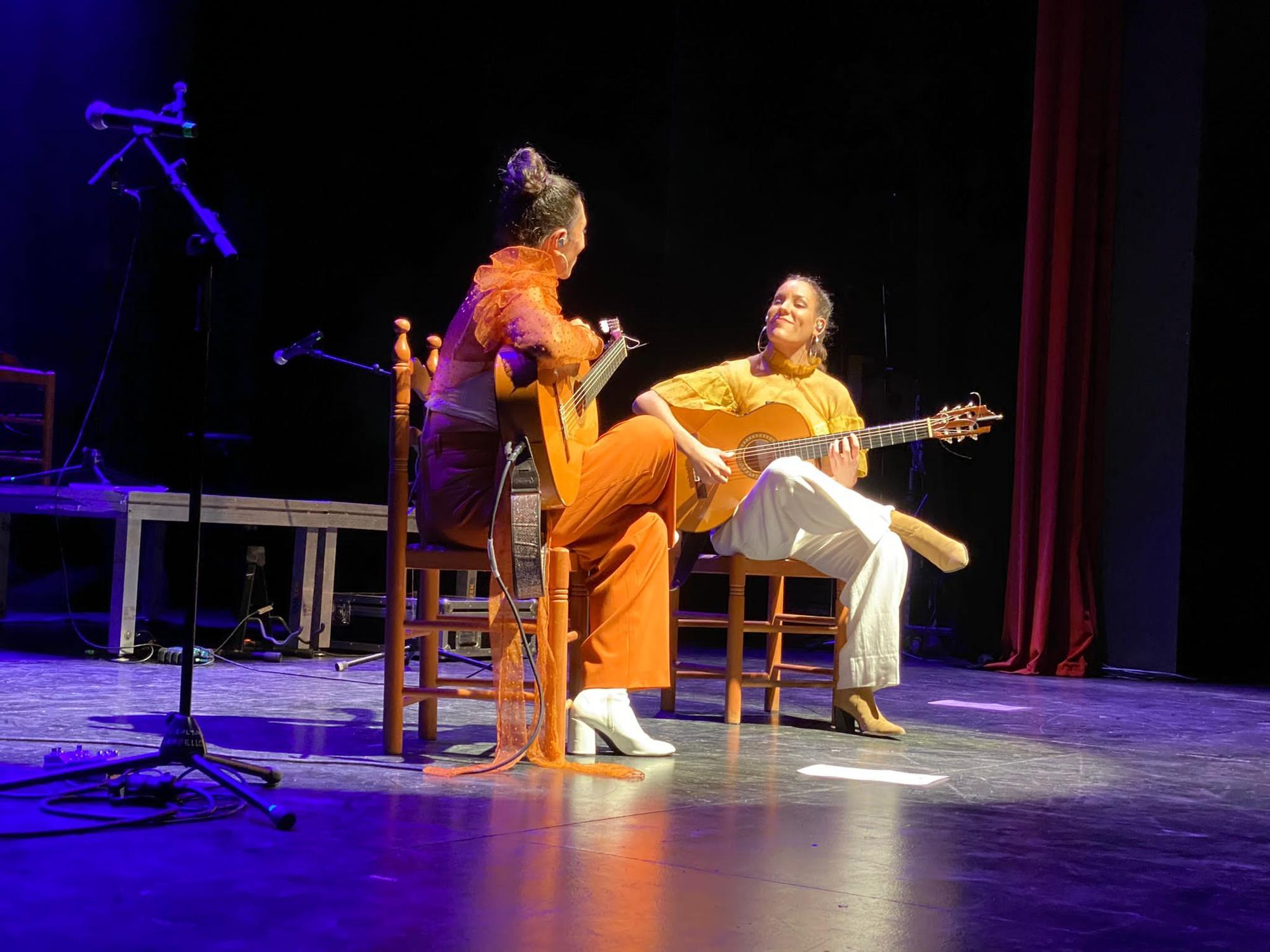 “Las Migas” revientan el auditorio de El Campello en su primer concierto tras recibir el premio Latin Grammy