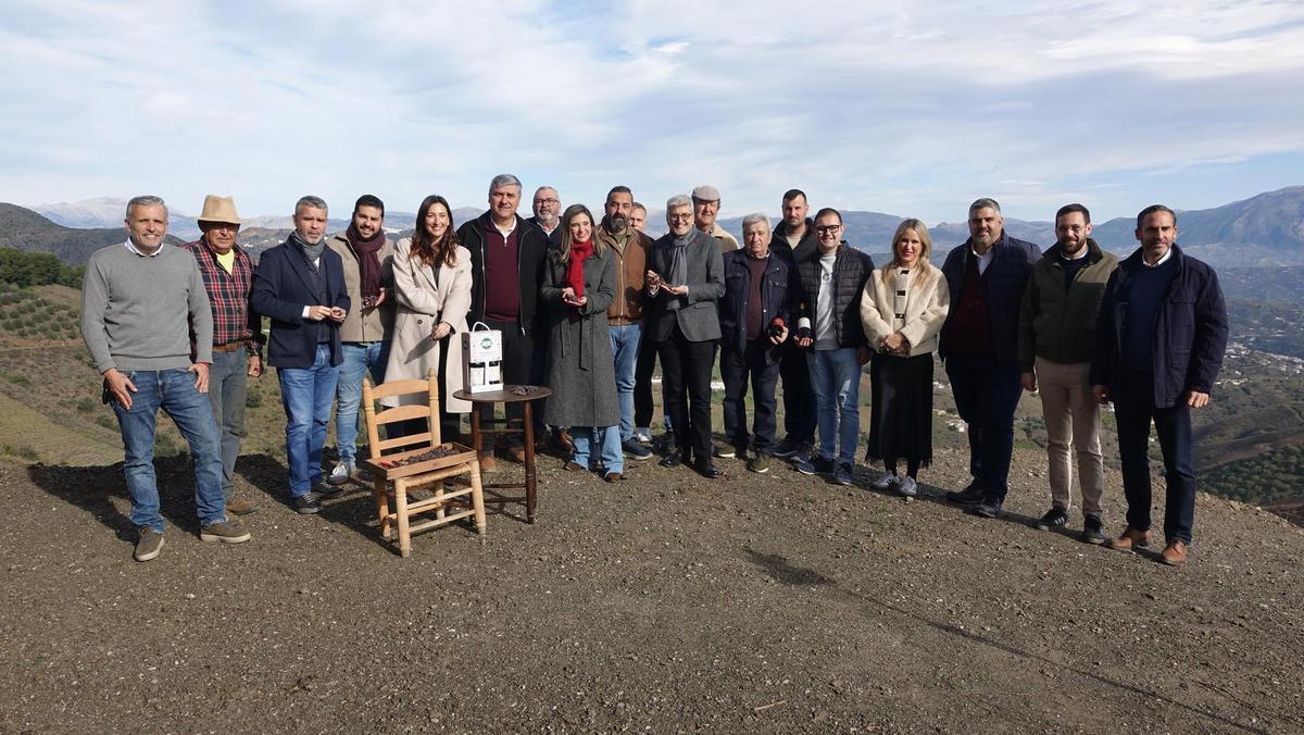 La vicesecretaria general del PSOE de Andalucía, María Márquez, junto a alcaldes de la Axarquía en Málaga.