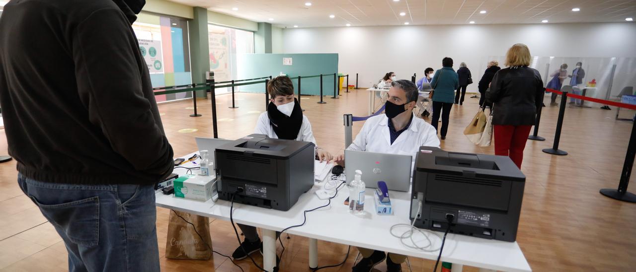 Personal sanitario en el centro de vacunación de Parque Astur.