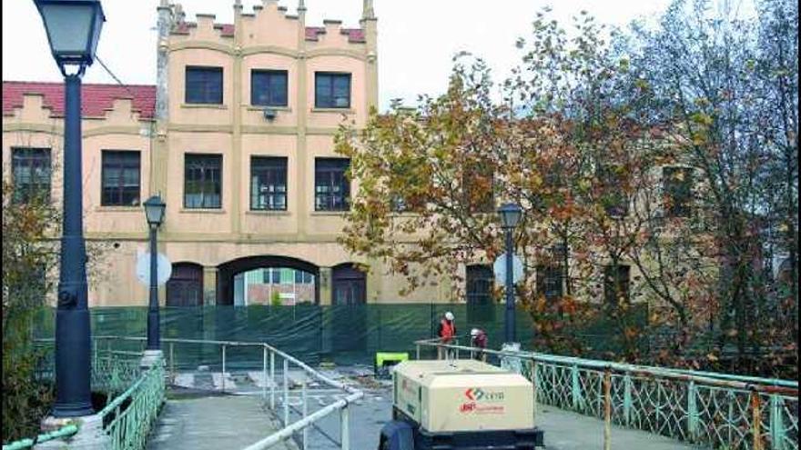 El puente de Trubia, en obras, en una imagen de archivo.