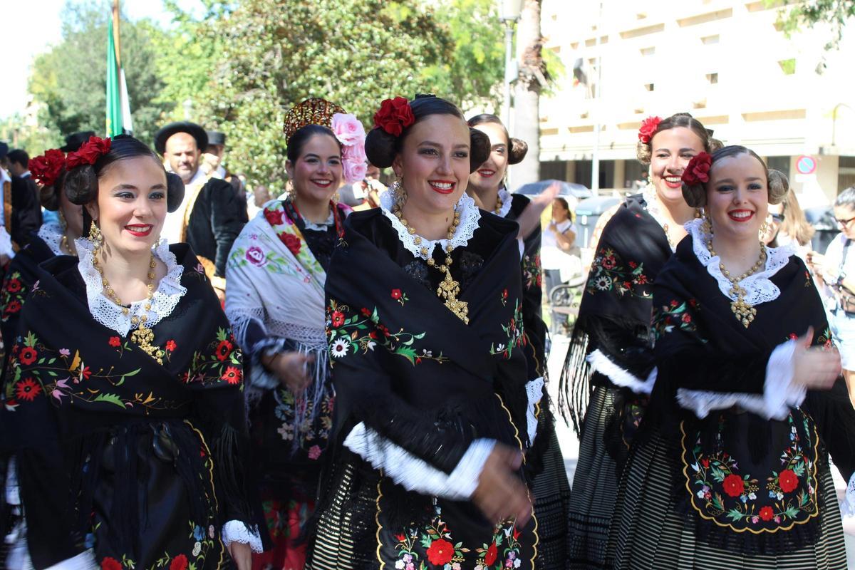 FOTOGALERÍA | El mundo baila en Badajoz: el Festival Folklórico se echa a las calles en un desfile internacional