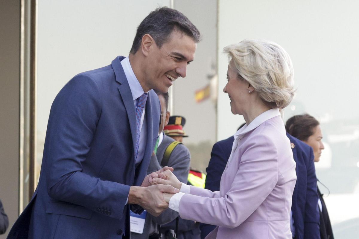 Pedro Sánchez da la bienvenida a la presidenta de la Comisión Europea, Ursula von der Leyen.