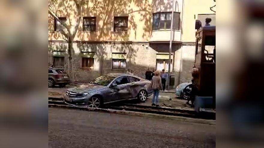 El tren de Sóller embiste un coche que invadió las vías en la calle Eusebio Estada de Palma