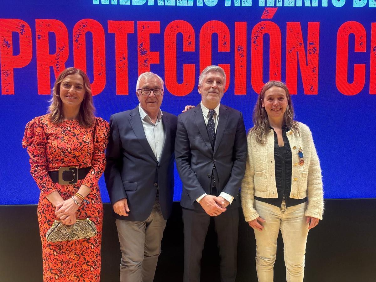 Elena Fernández, primera por la izquierda, posa con el ministro del Interior, el alcalde de Puebla y la directora general de Protección Civil.