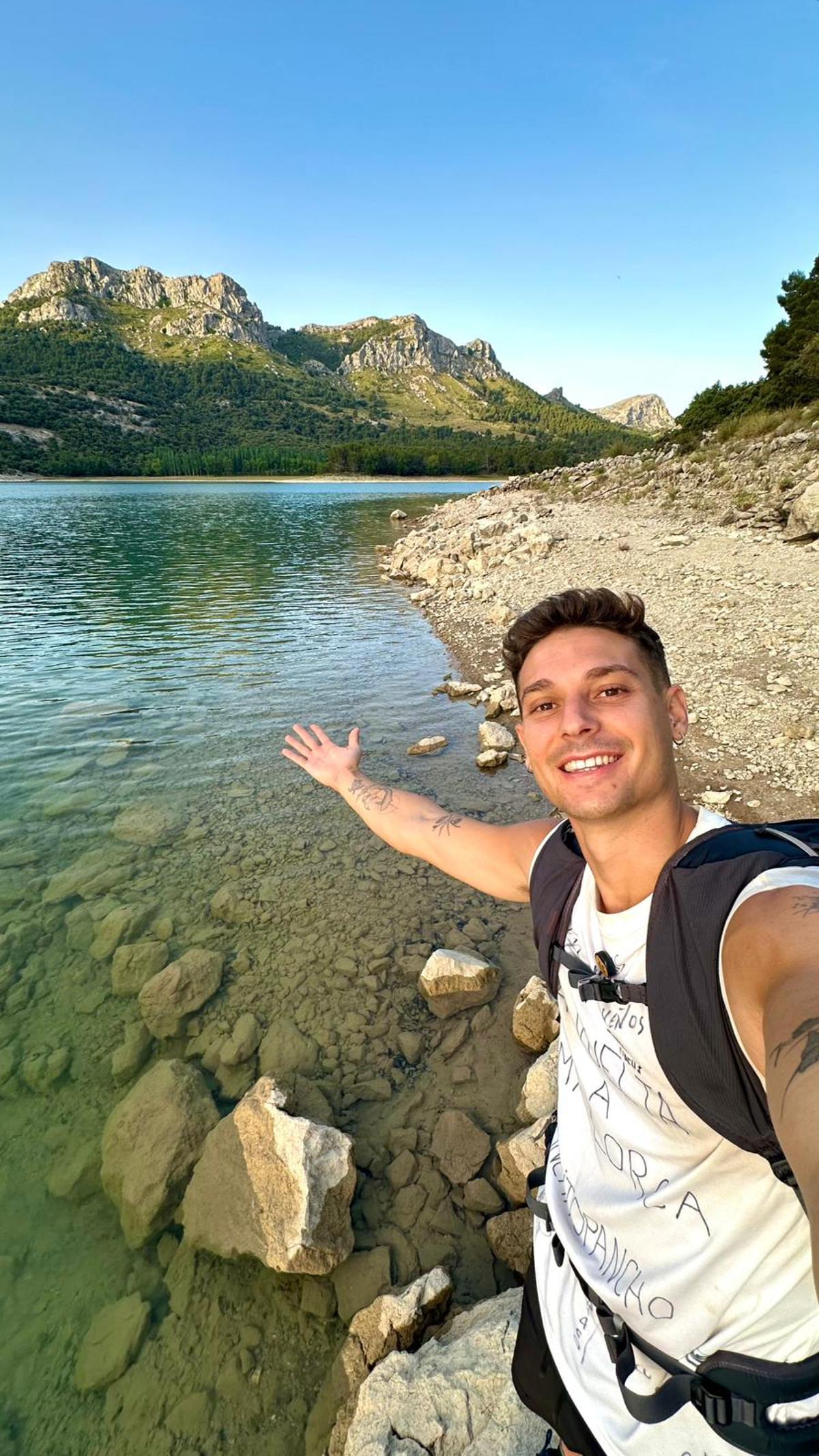 FOTOS | Franco Listorti completa la meitat del repte de fer la volta a Mallorca caminant: «Cada dia costa més aixecar-se»