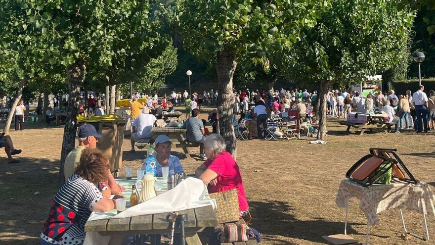 Sada despide sus fiestas con la tradicional sardiñada, verbena y fuegos artificiales