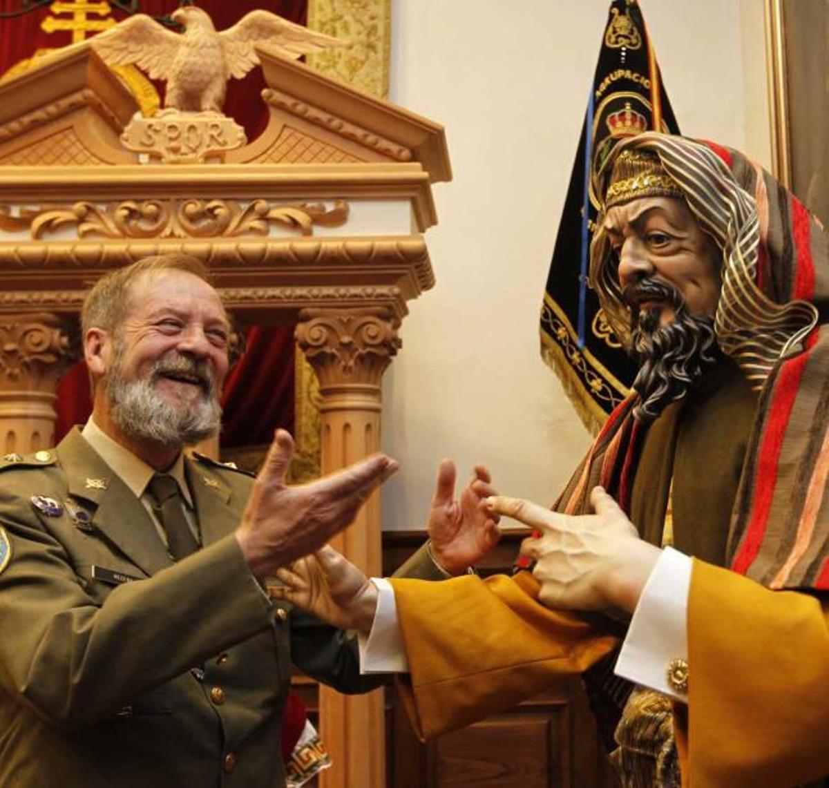 José Recena, junto a la imagen del Sanedrita inspirada en su rostro.