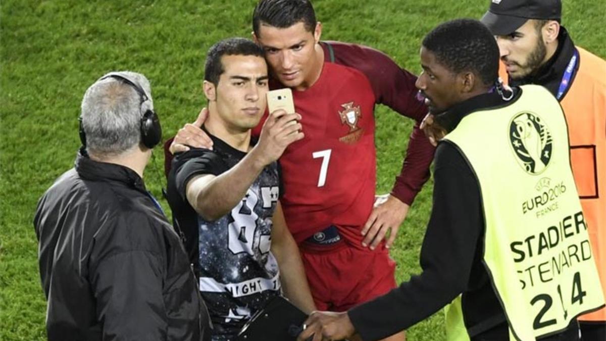 Cristiano Ronaldo, dejándose fotografiar junto al seguidor