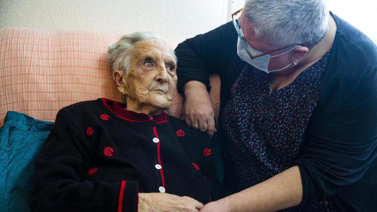 Una mujer de 95 años con asma y problemas pulmonares supera el coronavirus en su casa de Villafranqueza