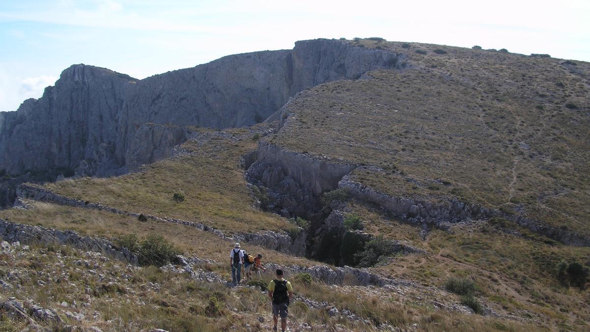 Subida a la cumbre de Sierra de Aitana.