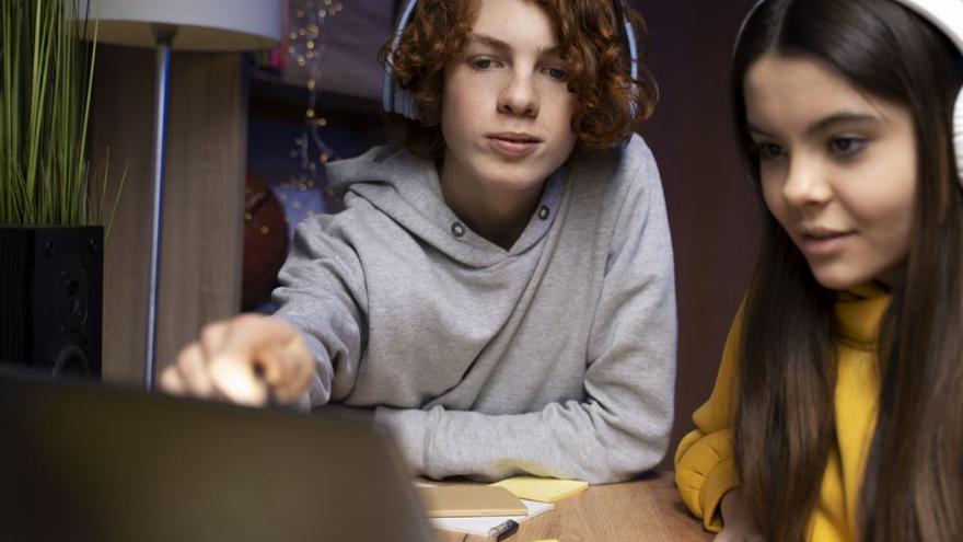 Dos adolescentes con un portátil. |  | FREEPIK