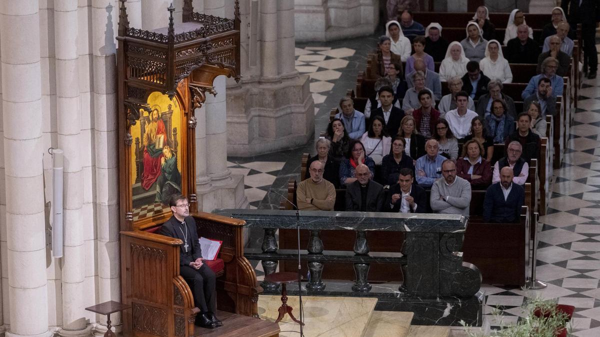 El cardenal José Cobo, arzobispo de Madrid, durante un acto público de reconocimiento y reparación a las víctimas de abusos de la Iglesia, en el Pórtico de la catedral de la Almudena, a 21 de octubre de 2024, en Madrid (España).