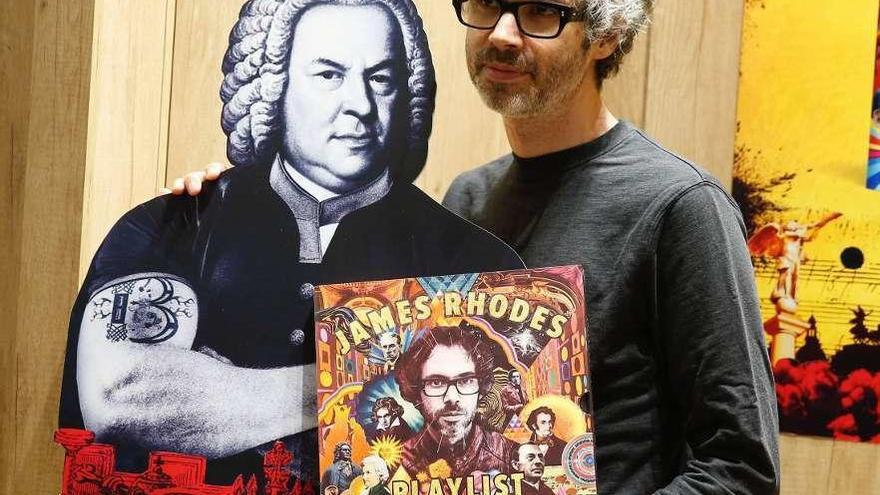 James Rhodes, con su libro &quot;Playlist&quot;, ayer en Madrid. // Paco Campos