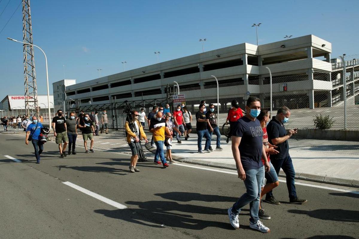 Trabajadores de la planta de Nissan en la Zona Franca de Barcelona protestan ante el cierre