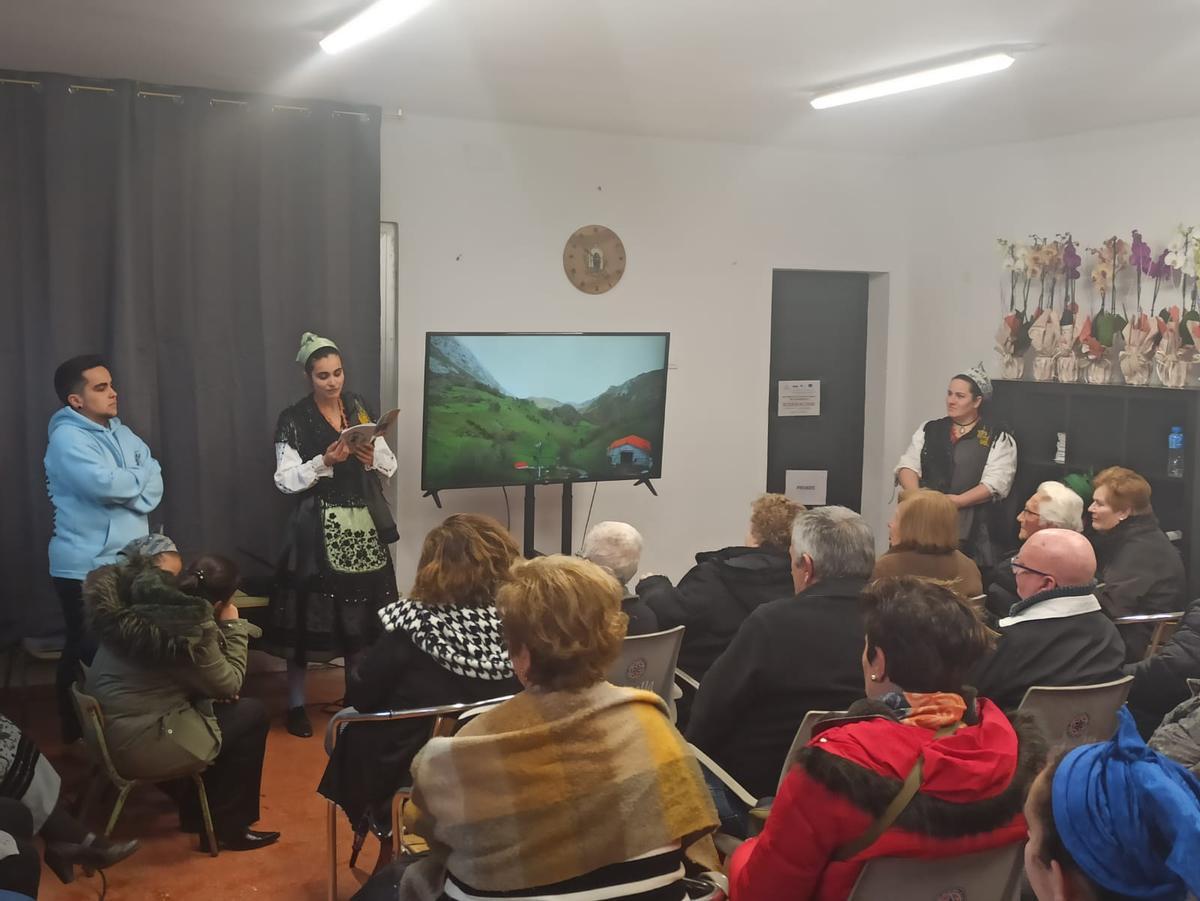 De pie, por la izquierda, Kai Martínez, Lena Valladares y Silvia del Hoyo, durante la lectura del prólogo del libro «Muyeres d’El Mazucu».