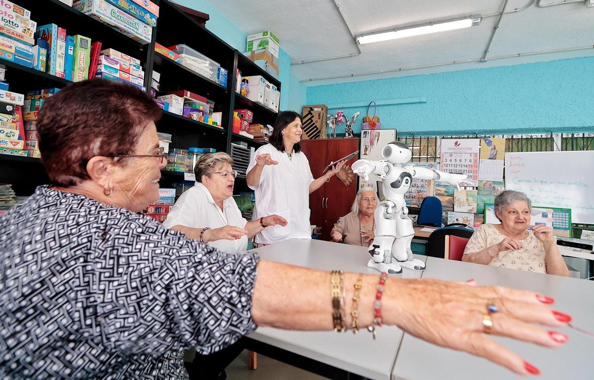 Acaymito y Estrellita, los robots que ayudan a animar a los mayores de La Laguna Acaymito y Estrellita, los robots que ayudan a animar a los mayores de La Laguna