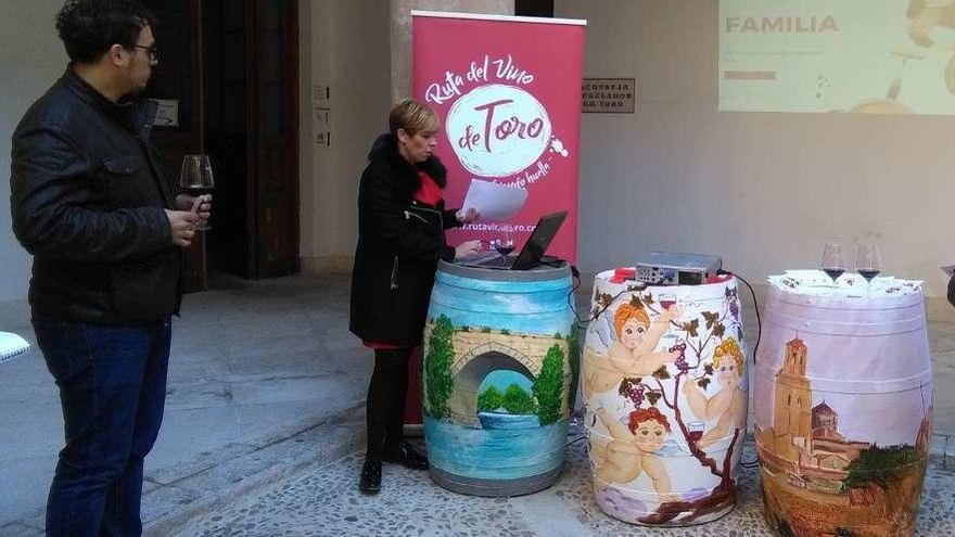 Beatriz Fernández y el alcalde de Toro, Tomás del Bien, en la primera presentación del proyecto.