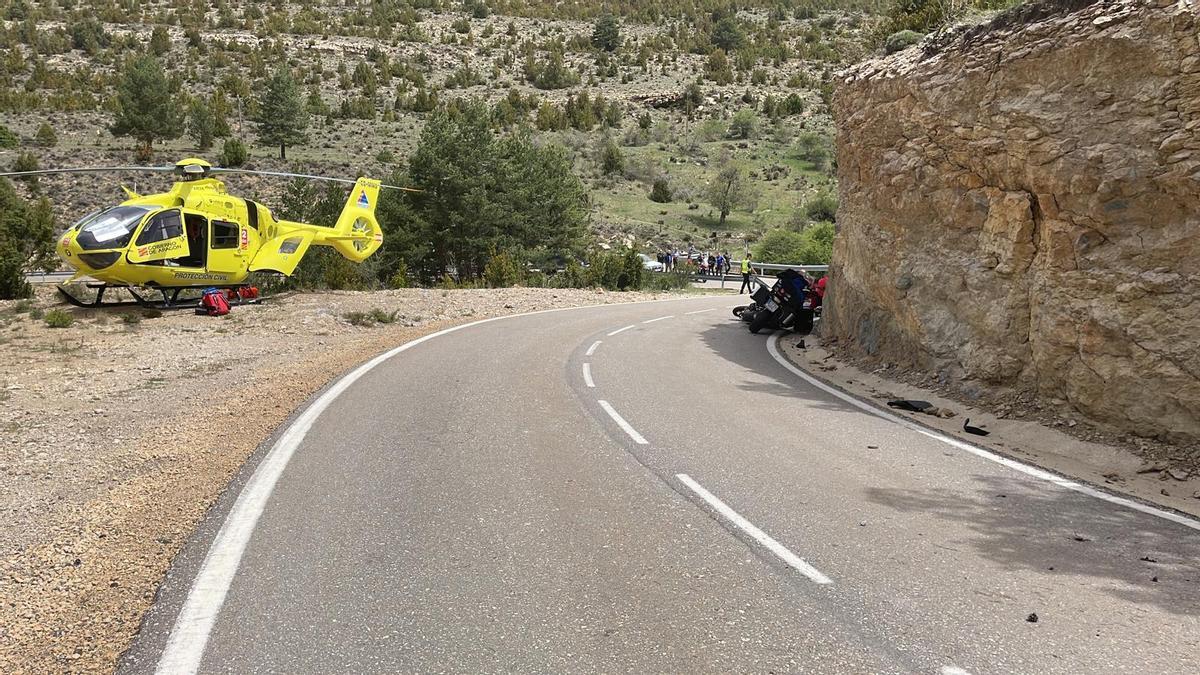 El helicóptero, en el lugar del accidente para evacuar al herido al hospital Obispo Polanco de Teruel.