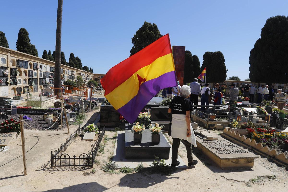 Celebración del 14 de abril en el cementerio de Paterna.