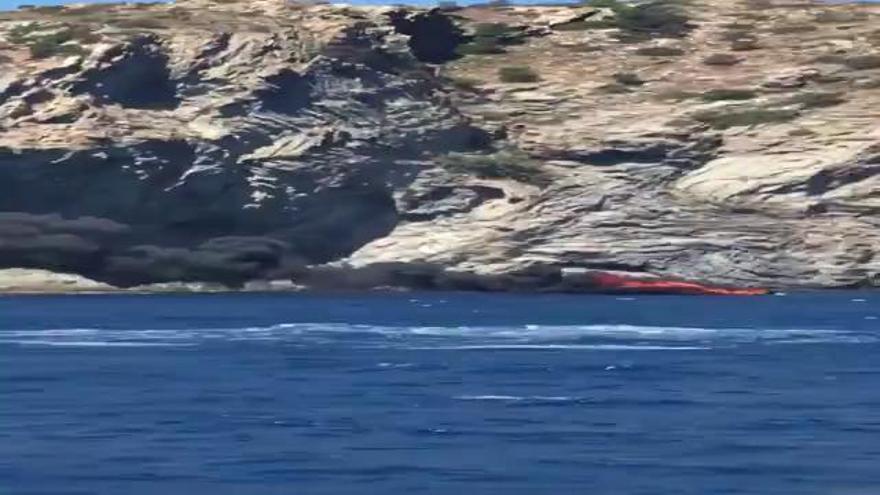 S'incendia una barca a cala Jóncols, al sud de Cadaqués