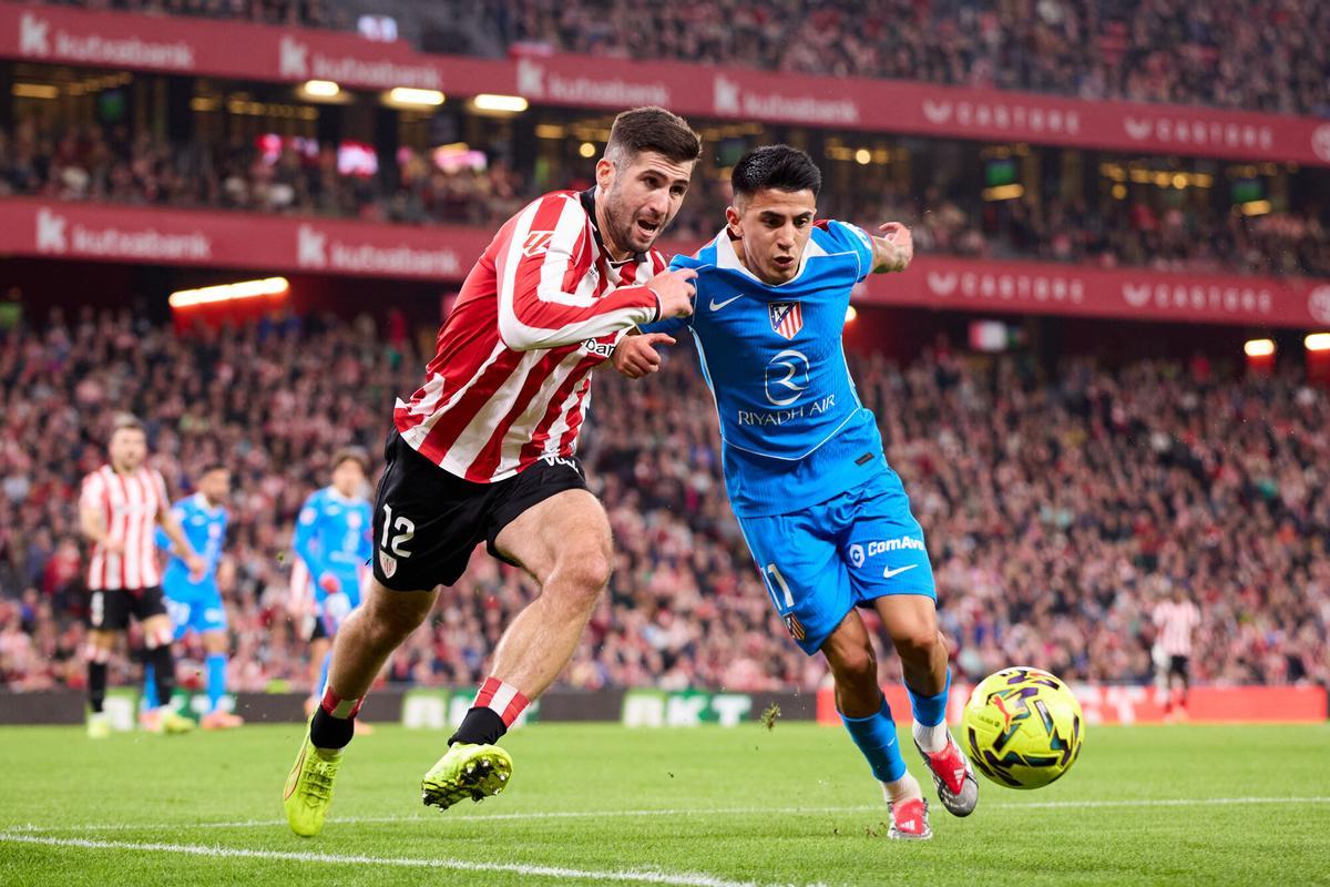 Jesus Areso of Athletic Club competes for the ball with Thiago Almalda of Atletico de Madrid during the LaLiga EA Sports match between Athletic Club and Atletico de Madrid at San Mames on December 6, 2025, in Bilbao, Spain. AFP7 06/12/2025 ONLY FOR USE IN SPAIN. Ricardo Larreina / AFP7 / Europa Press;2025;SPAIN;SPORT;ZSPORT;SOCCER;ZSOCCER;Athletic Club v Atletico de Madrid - LaLiga EA Sports;