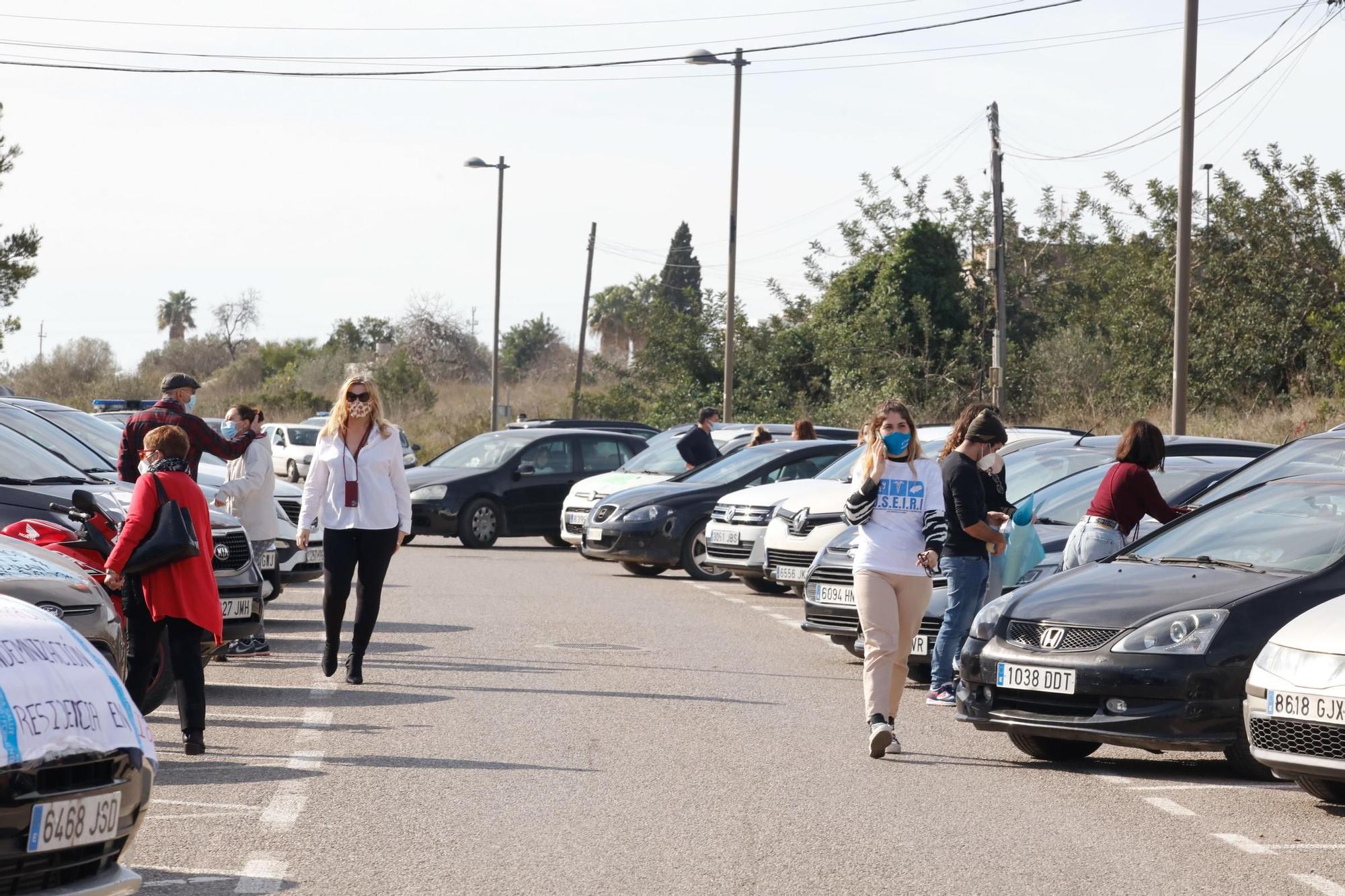 Una caravana reclama en las calles de Ibiza mejoras salariales para los sanitarios