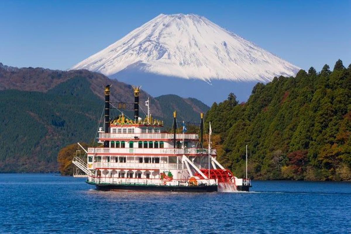 Barco turístico frente al monte Fuji en el lago Ashi.