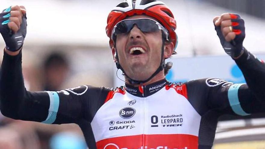 Fabian Cancellara alza los brazos para festejar su triunfo. // Julien Warnand