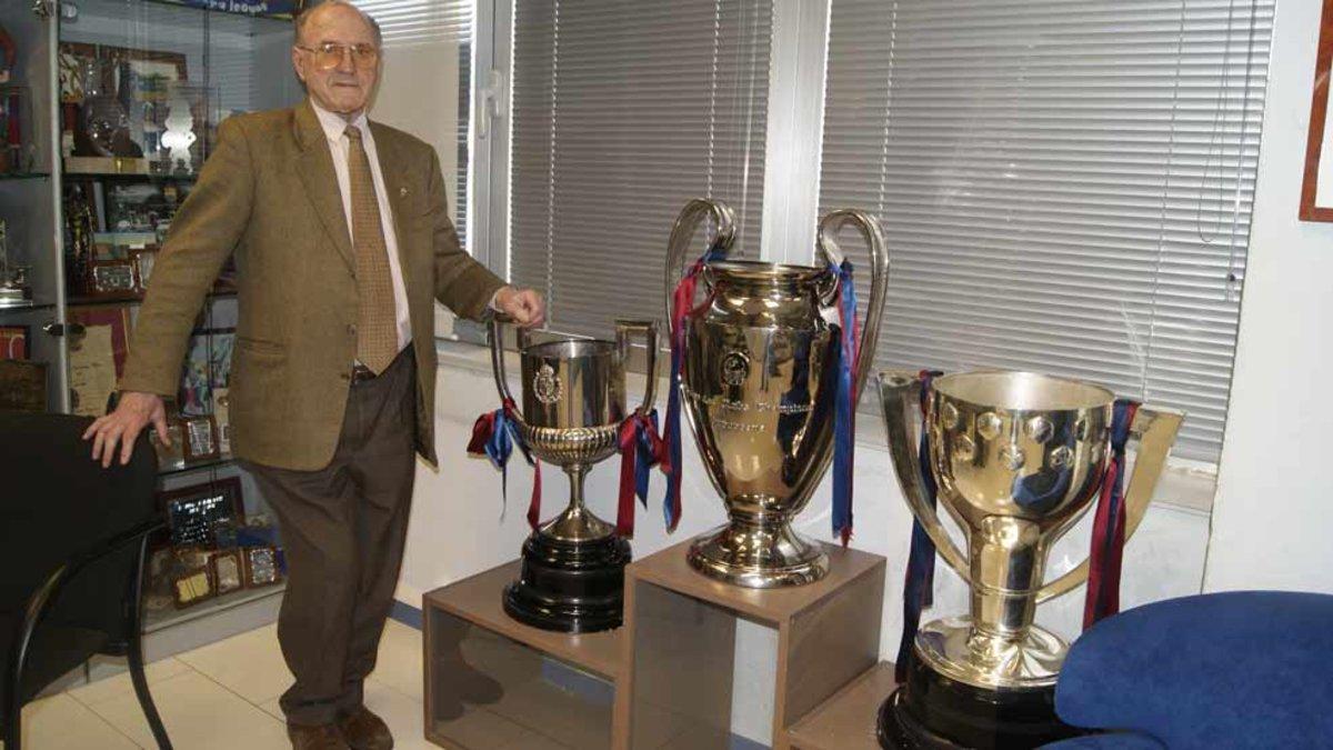 Paco Rodri, en una visita que hizo a la redacción de SPORT. Posó junto a la Copa, la Champions y la Liga. Tiene 86 años e integró el legendario y campeón equipo de H.H. entre 1958 y 1960