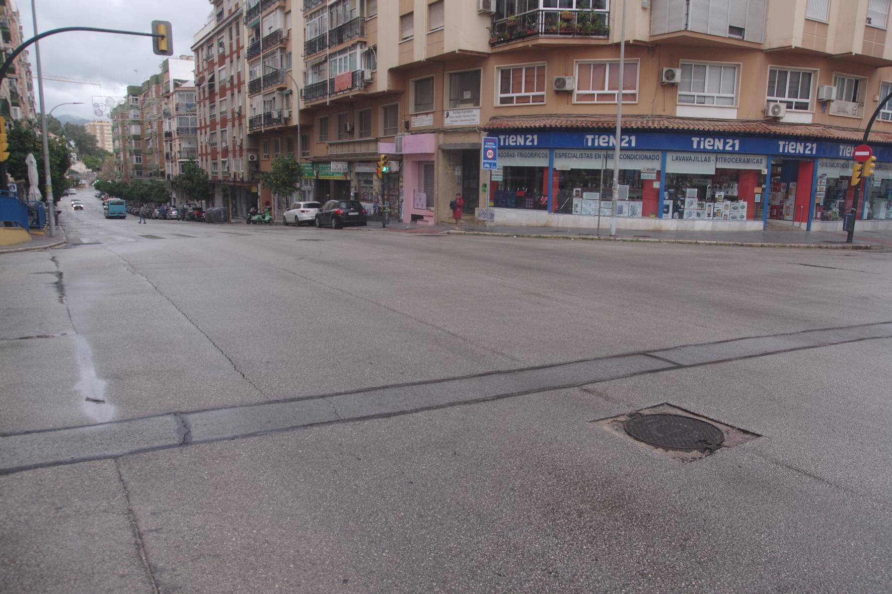 Calles prácticamente vacías en Málaga capital ante la alerta roja por riesgo de importantes tormentas