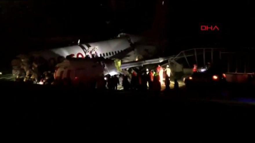 Un avión se sale de pista en Estambul y se rompe en tres después de aterrizar