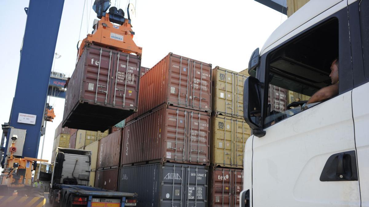 Actividad en una terminal del puerto de Castellón.