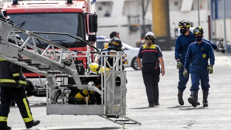 Extinguido el incendio en un barco en el puerto de La Luz con tres fallecidos