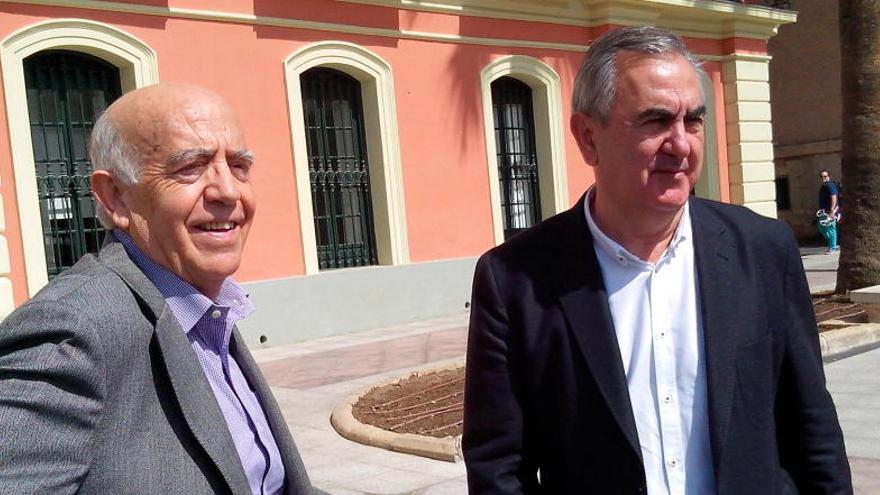 José Ignacio Gras y Rafael González Tovar, esta mañana, ante la puerta del Ayuntamiento de Murcia