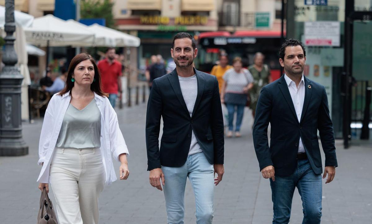 Bielsa, entre la alcaldesa de Paiporta y Juan Antonio Sagredo, el pasado jueves en València.  | EFE/BIEL ALIÑO