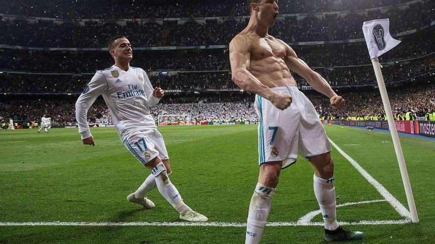 Arriba Cristiano celebra el gol junto a Lucas Vázquez. A la izquierda, Buffon protesta. // Efe