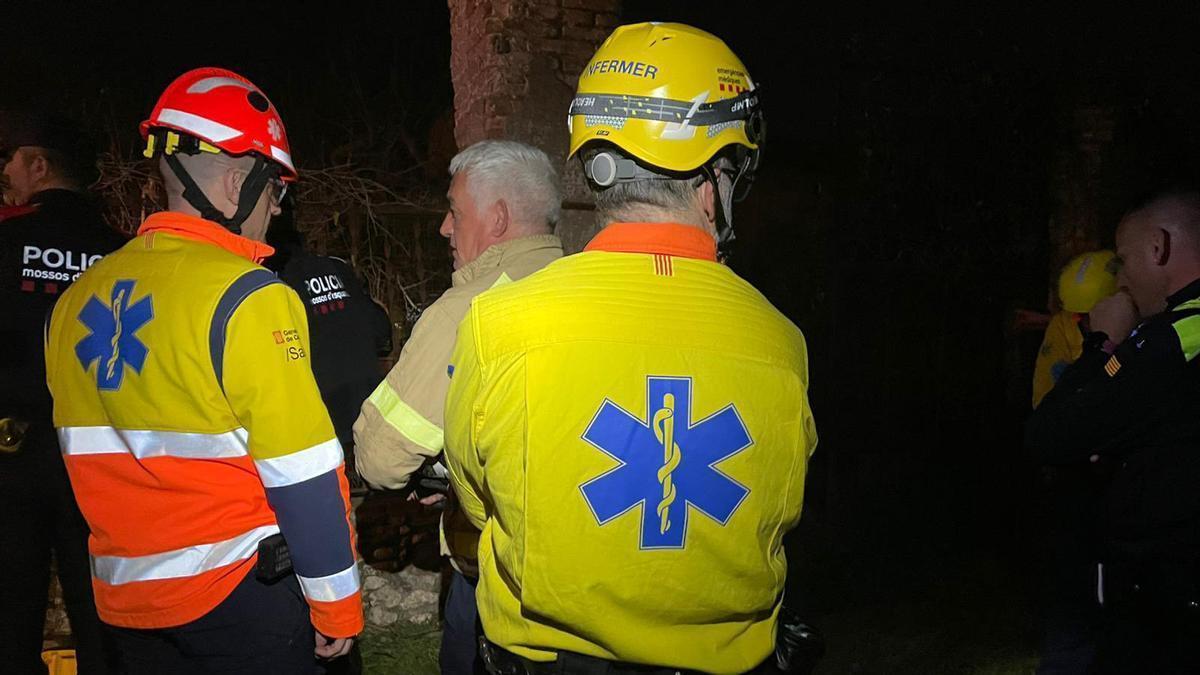 Bombers trabaja en Esparreguera para rescatar a los dos jóvenes que todavía están dentro del edificio colapsado