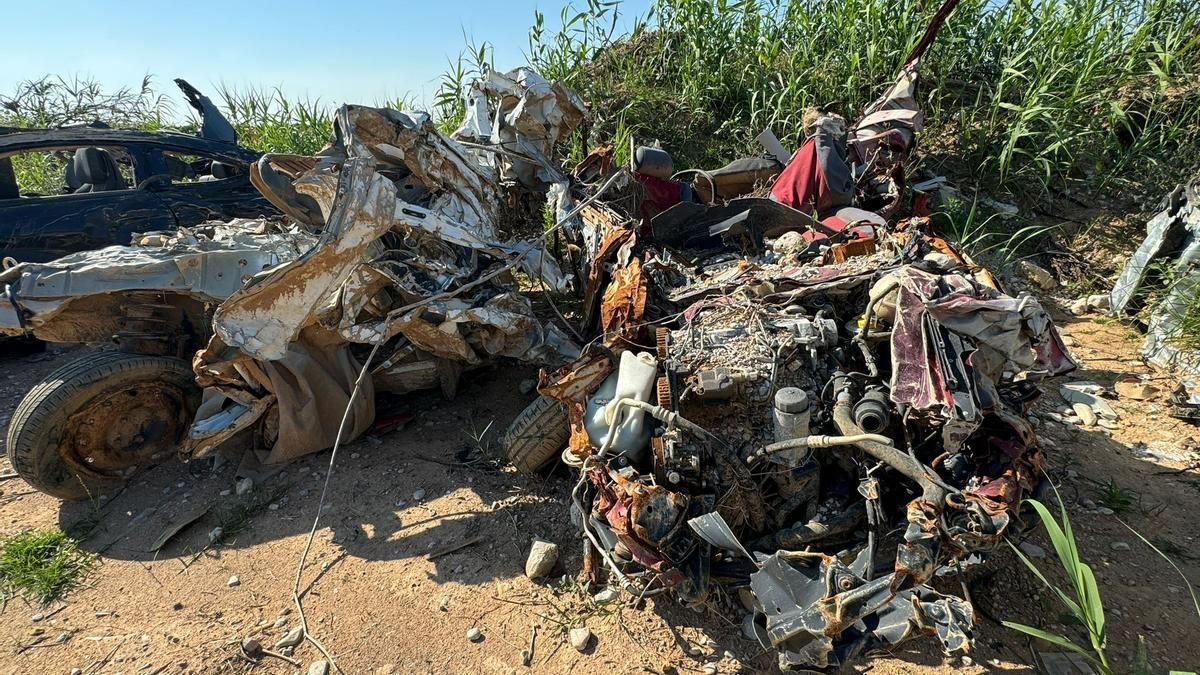 Coches abandonados en el entorno del barranco del Poio, meses después de la dana.