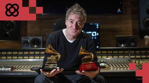 Roger Rodés, ingeniero de sonido, con sus dos premios Grammy