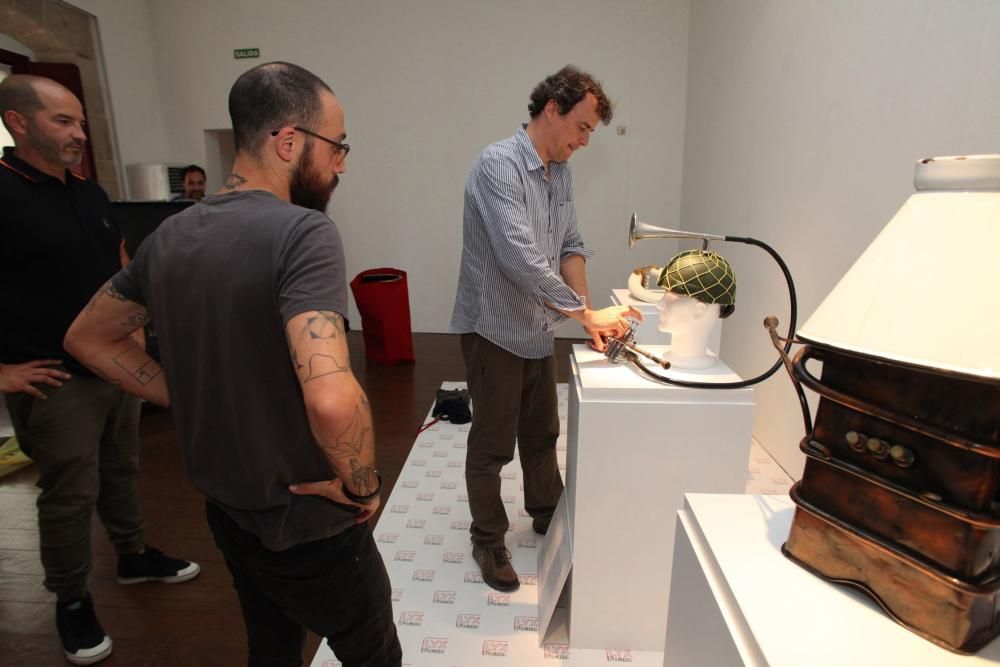 Montaje de la exposición de instrumentos musicales de Les Luthiers