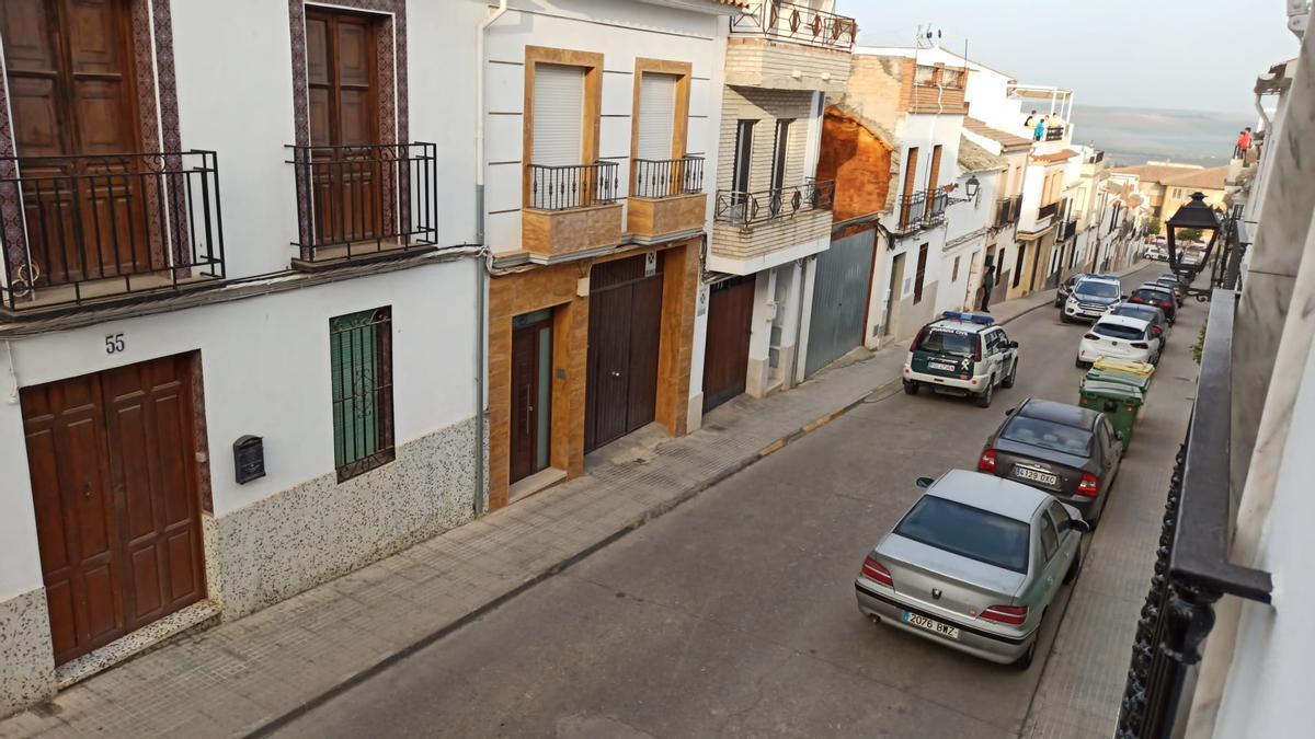 Un coche de la Guardia Civil durante la operación contra el menudeo de drogas en Fernán Núñez.