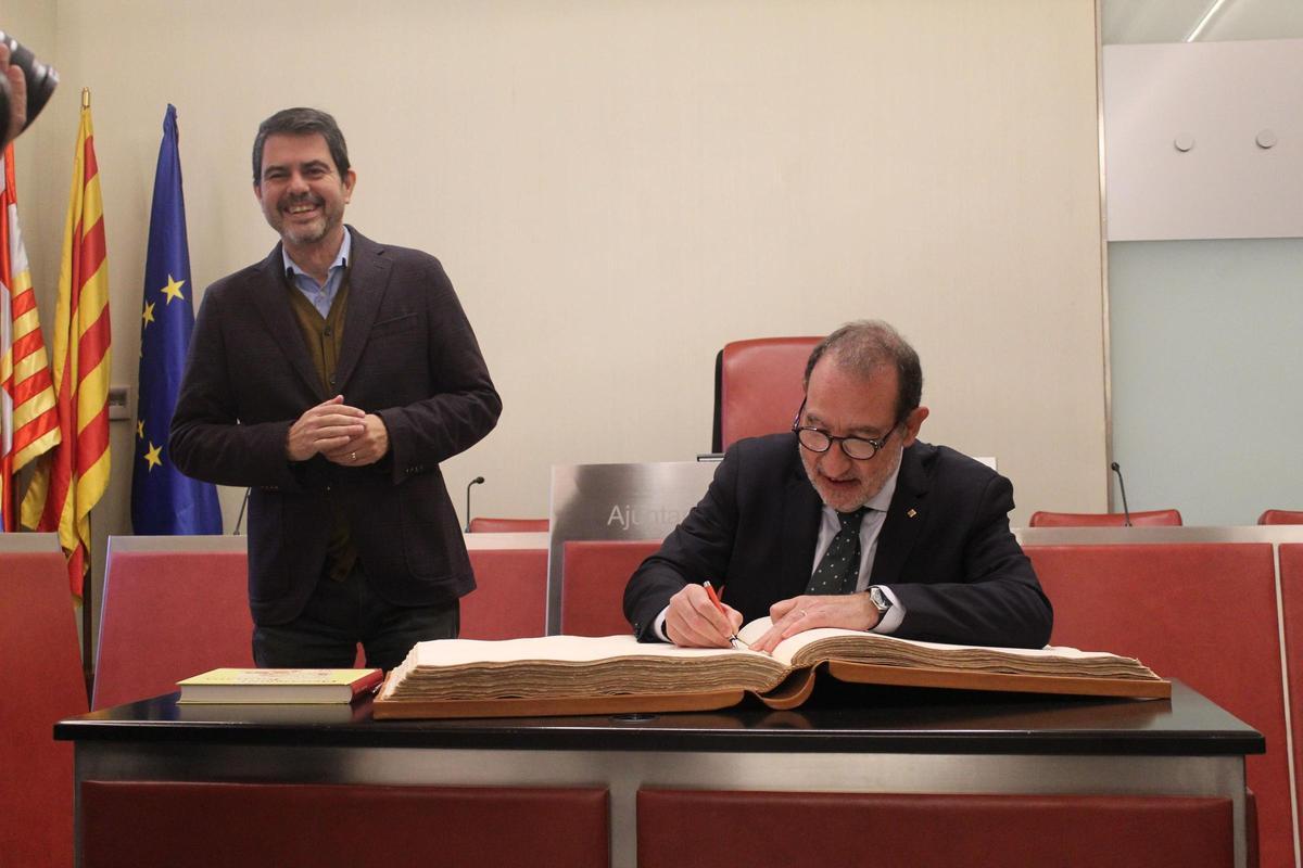 Espadaler signant el llibre de visites d'Igualada