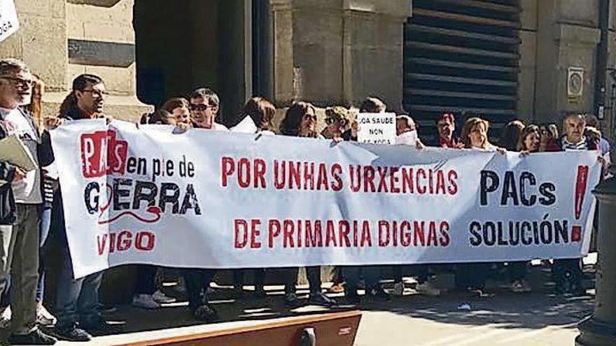 Personal concentrado ante la sede del Sergas en Vigo. // FdV